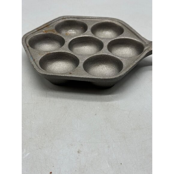 Cast Iron biscuit Pan With 7 Round Cups camping home use 6.5x11.5" handle READ - Picture 8 of 8